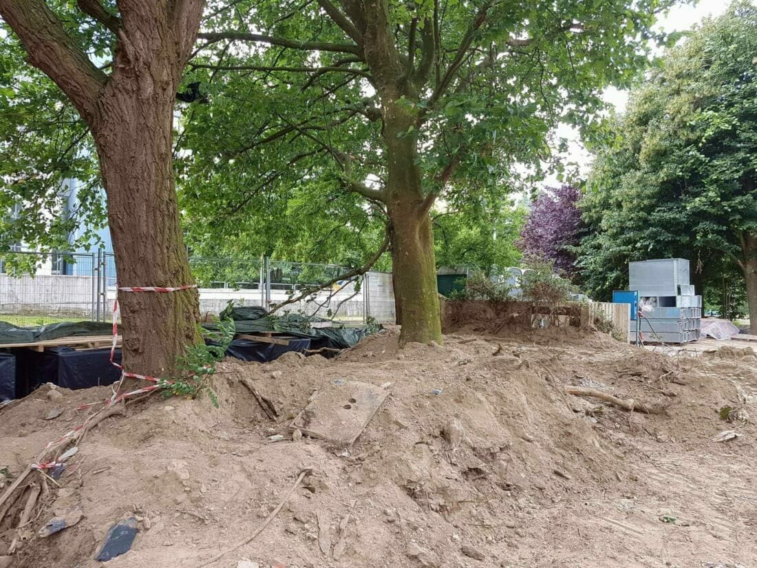 Ontbreken van boombescherming heeft tot grote wortelschade geleid. De schadebepaling van de bomen is erg hoog in dit geval.