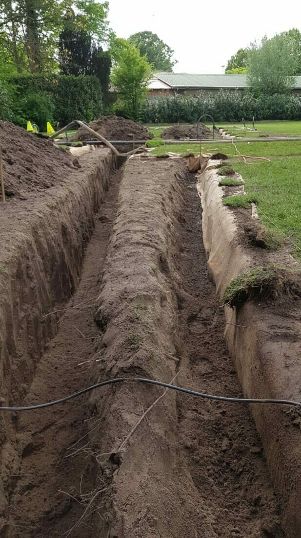Afdekken van de gesnoeide wortels met jutte en vochtig houden na de wortelsnoei, om deze niet te laten uitdrogen.