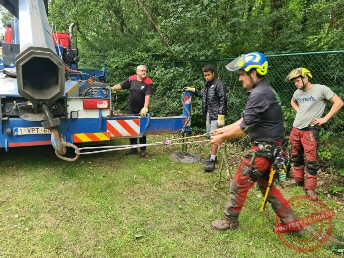 Bert Janssens die zich klaar maakt voor het opruimen van een door stormschade getroffen boom te Heist-op-den-Berg.